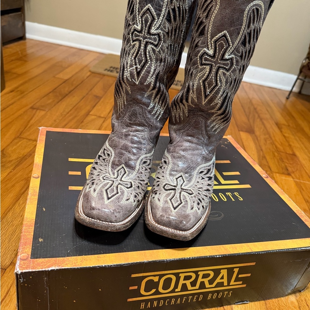 Corral Distressed Brown Boots with Embroidered Crosses